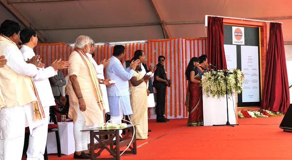 Prime Minister Narendra Modi inaugurating IOCL project