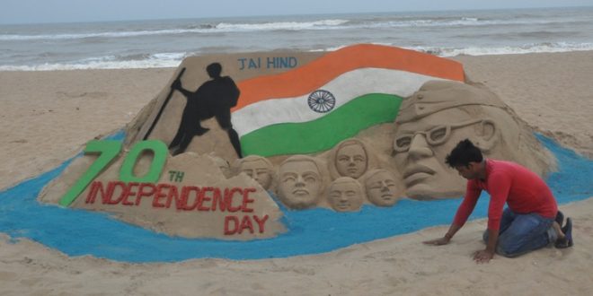 International Sand Artists Wish India on Independence Day