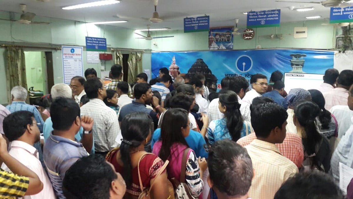 Long Queues At Banks To Get New Denominations