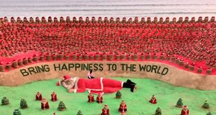 Sudarsan creates 1000 sand Santa Clauses