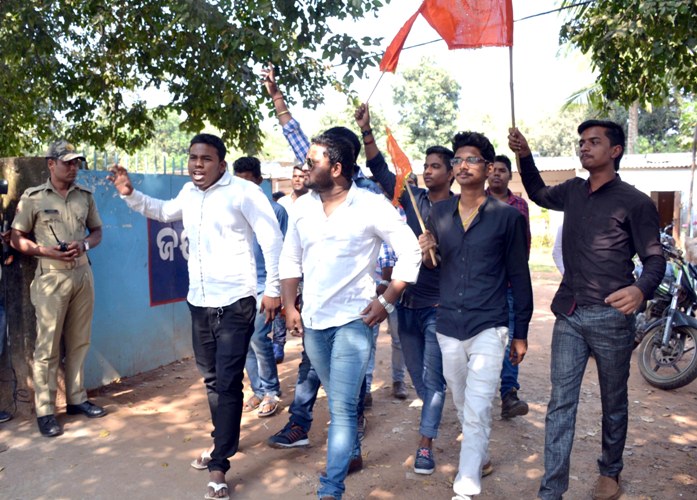 Love birds celebrate Valentine's Day in Bhubaneswar; Bajrang Dal