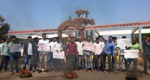 Utkal University students block NH protesting 2nd campus of RD University