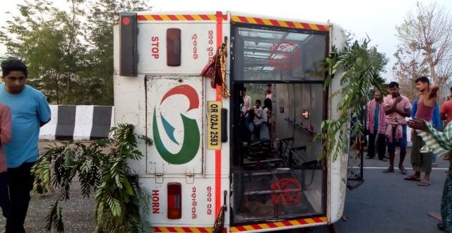 Over 20 injured as bus turns turtle in Ganjam