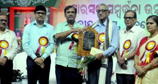 Ramakanta Rath receives Atibadi Jagannath Das Samman