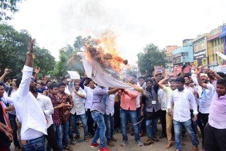 DMLT, DMRT students with support of NSUI scuffle with police in Bhubaneswar