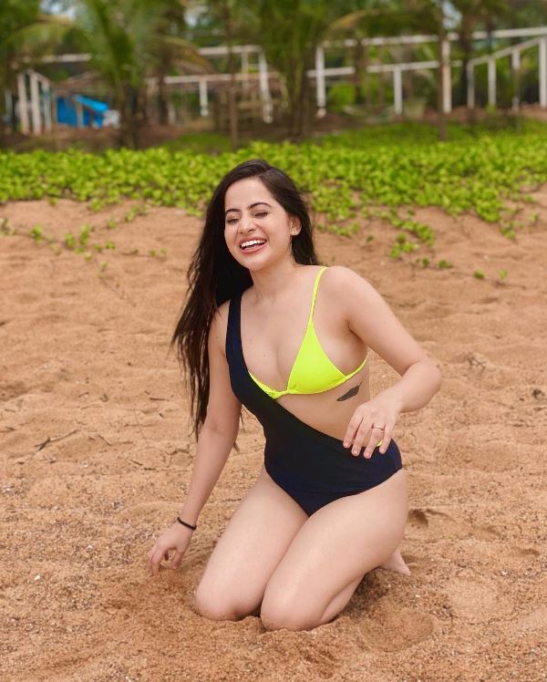 Urfi Javed raises temperature on internet as she shows off her yellow bra