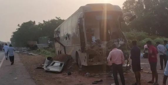 tourist bus from Kolkata hits truck